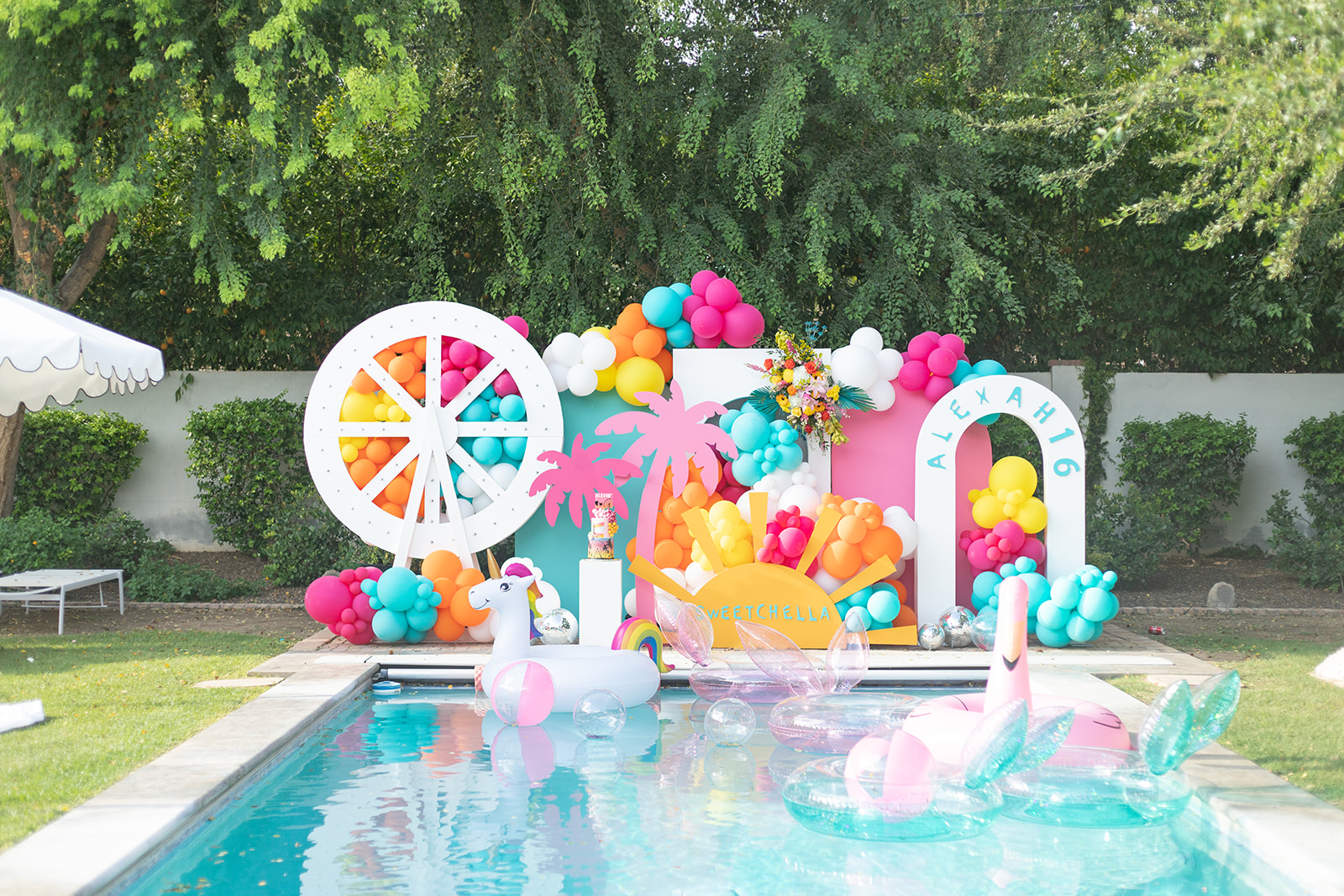 Festa pool party Pool birthday party, Pool party decorations, Tropical  birthday party, pool party